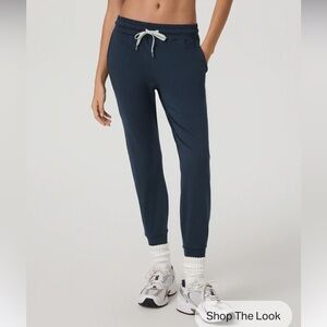 🏇 VUORI Performance Navy Blue Jogger Small